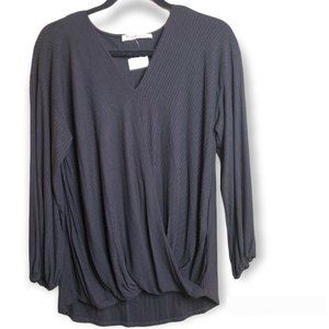 𝅺Black Small(S) hi-low drape v-neckline long sleeves vine & love top blouse